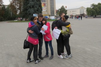 В центрі Луцька обіймали за посмішку