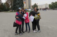 В центрі Луцька обіймали за посмішку