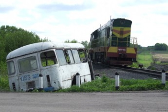 На Волині в результаті зіткнення потяга з пасажирським автобусом - шестеро постраждалих