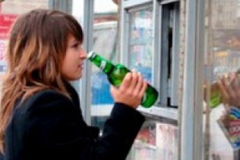 Чиновники хочуть відгородити школярів від спиртних напоїв та цигарок