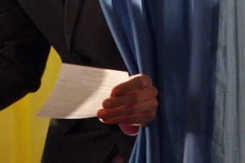 Волинянин намагався винести бюлетені за межі виборчої дільниці