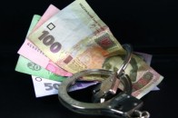 Волинського освітянина оштрафували та вигнали з роботи через хабар