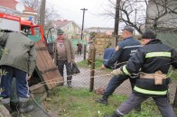 Волинські МНСники врятували з криниці кошеня