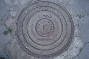 Щодня в Луцьку крадуть по 2–3 металеві кришки з каналізаційних люків