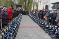 Одноосібним виробникам молока безкоштовно вручили 100 доїльних апаратів