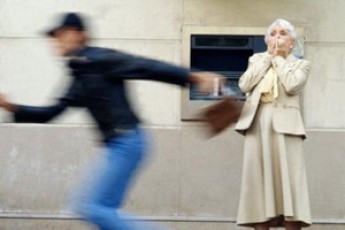 На Волині неповнолітній вкрав сумку у бабусі просто на вулиці