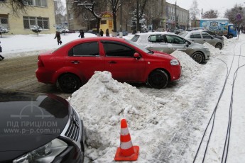 Водії не задоволені, як луцькі комунальники прибирають сніг