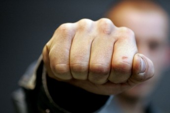 Чоловік покарав дружину кулаком за пізнє повернення з корпоративу