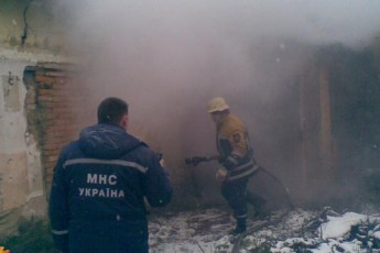Волинські пожежники винесли з палаючої хати троє людей
