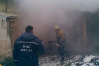 Волинські пожежники винесли з палаючої хати троє людей