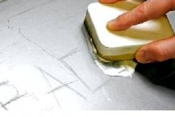 Волинянин пошкодив припарковані автівки сусідів, бо заважали