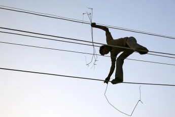 Волиняни розбирають лінії електропередач, аби здати на металобрухт