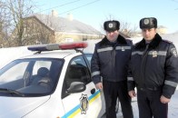 Волинські ДАІшники врятували літню жінку з палаючого будинку