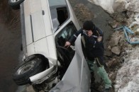 На Волині BMW на шаленій швидкості вилетіла за межі проїздної частини та впала у річку
