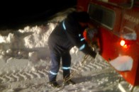 На Волині внаслідок погодніх умов вантажівка заблокувала дорогу, а легковик з'їхав у кювет