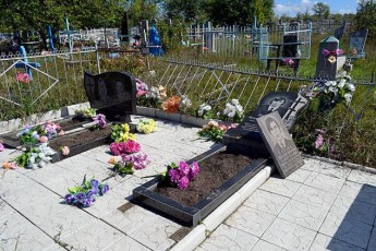 Двоє лучан задля наживи глумилися над могилами