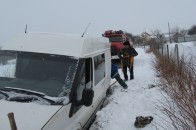 Через складні погодні умови на Волині десятки вантажівок застрягають у заметах