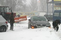 Волинські МНСники продовжують рятувати автівки зі снігових заметів