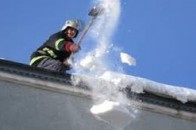 Волинські рятувальники допомагають звільняти дахи від бурульок