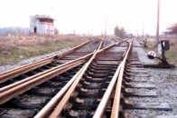 Через необачність чоловік мало не втрапив під потяг