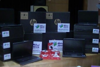 Гімназія №18 отримала від колишнього учня Ігоря Палиці новенькі комп'ютери