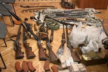 Волинські правоохоронці вилучили у чоловіка цілий арсенал зброї