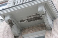 У центрі Луцька починають падати балкони. Ліпка зі старих будикнів обвалюється просто на голови перехожим