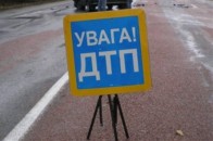 У Луцьку 25-річний водій на швидкості виїхав на тротуар та врізався у дерево