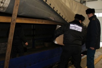 На Волині митники затримали вантажівку із контрабандними шпалерами на мільйон гривень