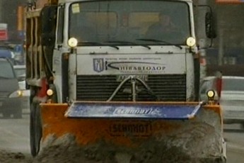 У Луцьку просять водіїв забрати автівки, які заважають снігоочисній техніці прибирати сніг