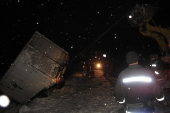 На Волині рятувальники витягли з кювету дві автівки
