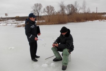 Волинські рятувальники взялись виховувати любителів зимової рибалки