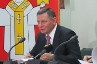 Міський голова Луцька вважає, що крізь його звіт непомітно борги?