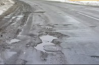Водії масово стають в чергу на ремонт автівок після волинських доріг