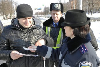 Луцькі ДАІшники застерегли водіїв про розмови по мобільному під час руху