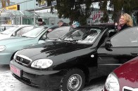 Клімчук роздав інвалідам новенькі автомобілі та пообіцяв відремонтувати усі дороги