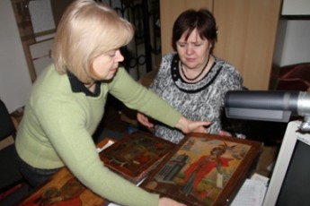 Волинські СБУ-шники передали музею 5 старовинних ікон