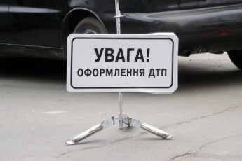 У Луцьку молодик на швидкості протаранив чуже авто та врізався в дерево