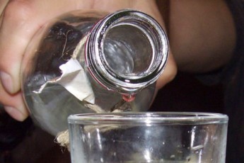 Через оковиту волинянин відлупцював власну тінь, розбив двері та вікно