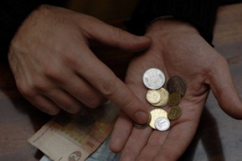 Підприємства державної форми власності ніяк не можуть розрахуватись зі своїми працівниками