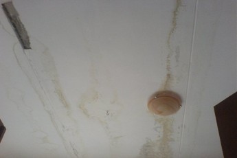 Луцьким школярам на голови ллється вода