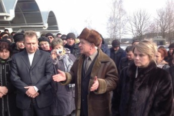 Працівники ДП «Волиньторф» заблокували прохідну, аби не пустити рейдерів на підприємство