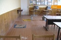 У Луцьку заливає школу