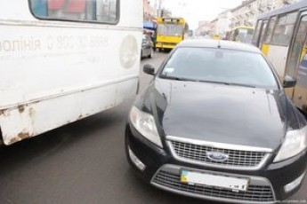 У самісінькому центрі Луцька тролейбус втрапив у ДТП