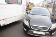 У самісінькому центрі Луцька тролейбус втрапив у ДТП