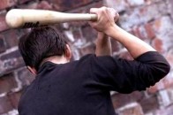 Водій відлупцював пішохода битою, бо той заважав йому проїхати