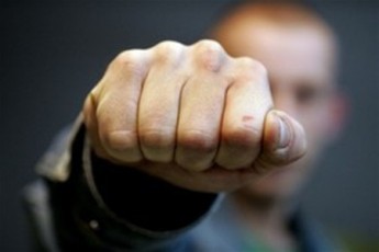 У Луцьку троє зловмисників побили та обікрали хлопця, після чого зняли з нього штани та взуття, які викинули у смітник