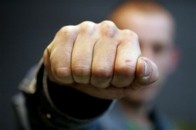 У Луцьку троє зловмисників побили та обікрали хлопця, після чого зняли з нього штани та взуття, які викинули у смітник