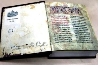 Бібліотекам міста подарували копії Луцького Євангелія