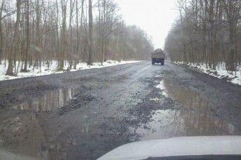 Дорога Львів-Луцьк після зими майже знищена